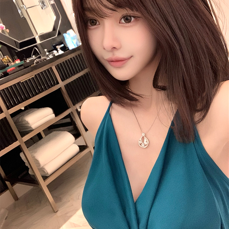 韩雨嘉挂脖系带荡领上衣