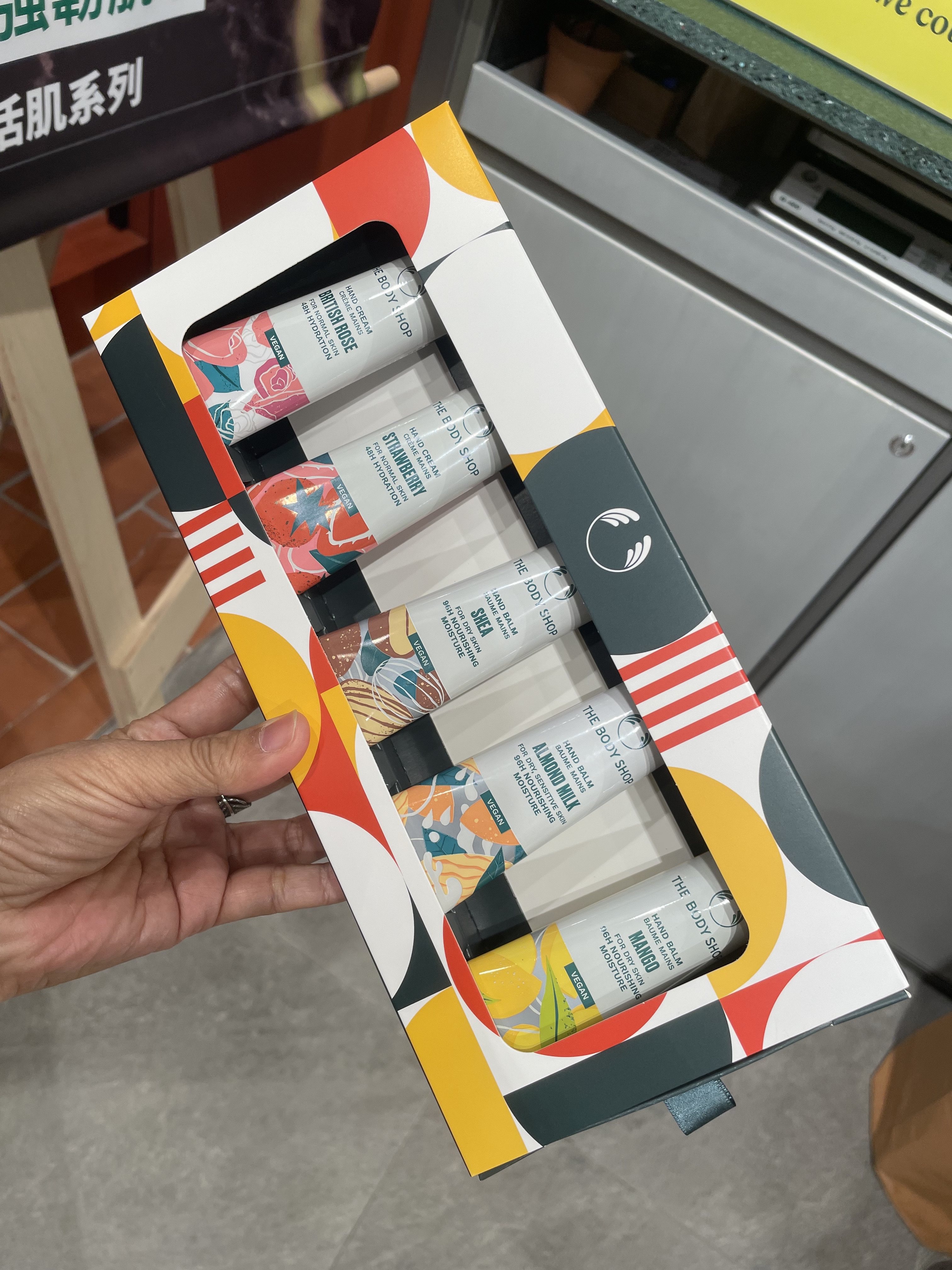 英国THE BODY SHOP香港专柜正品杏仁奶蜂蜜润手霜礼盒 圣诞套装