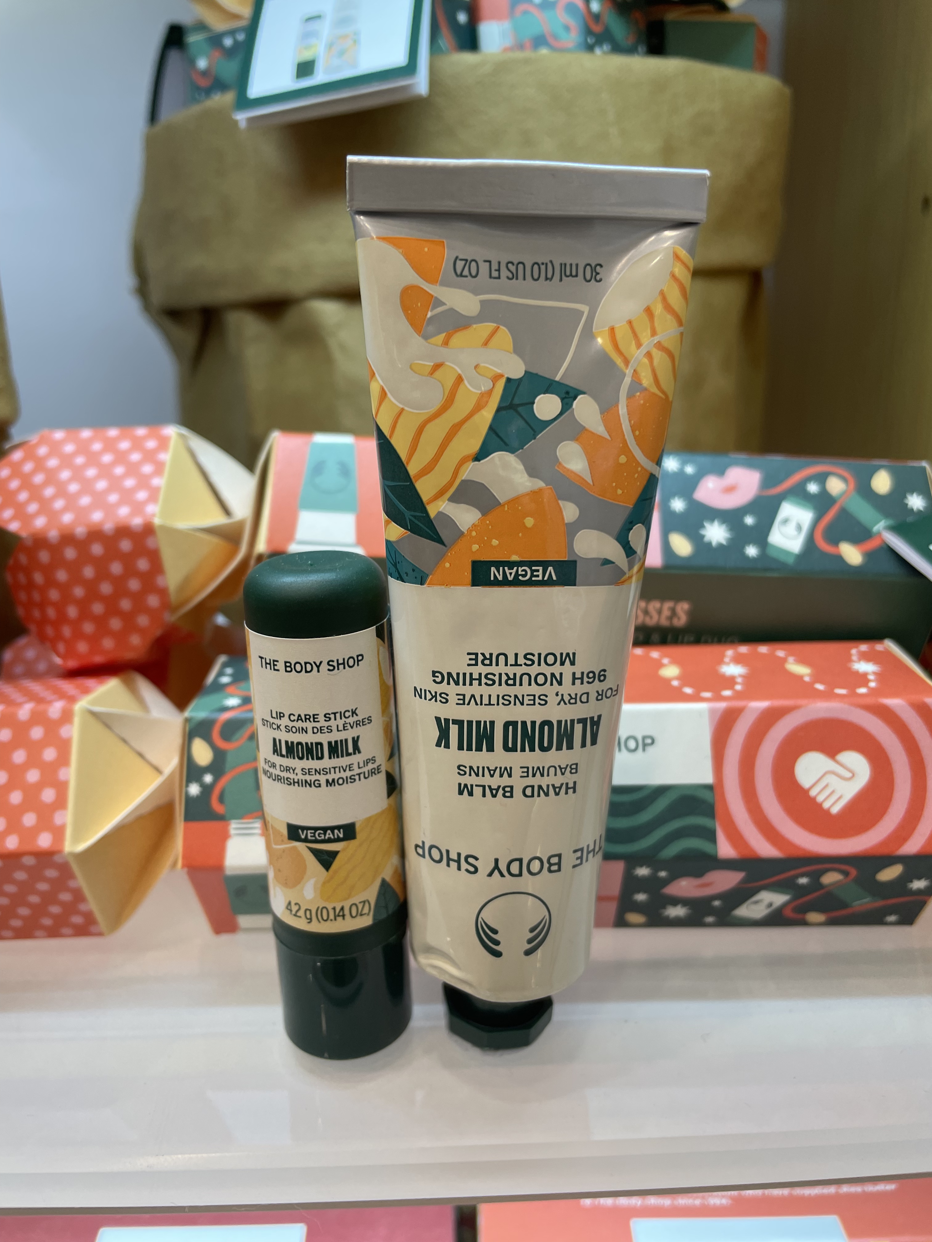 THE BODY SHOP补水保湿滋润手霜杏仁牛奶蜂蜜护手霜30ML加潤唇膏