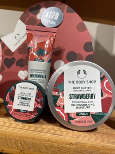 The body shop草莓身体乳潤唇膏手霜小礼盒旅行套装