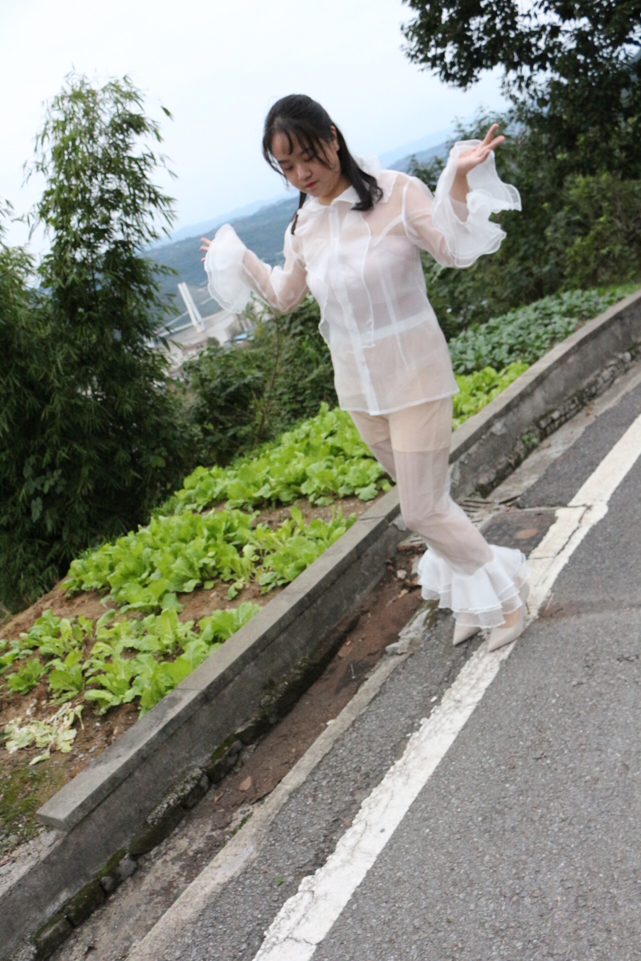 亮丝衬衣裤子白色荷叶边套装