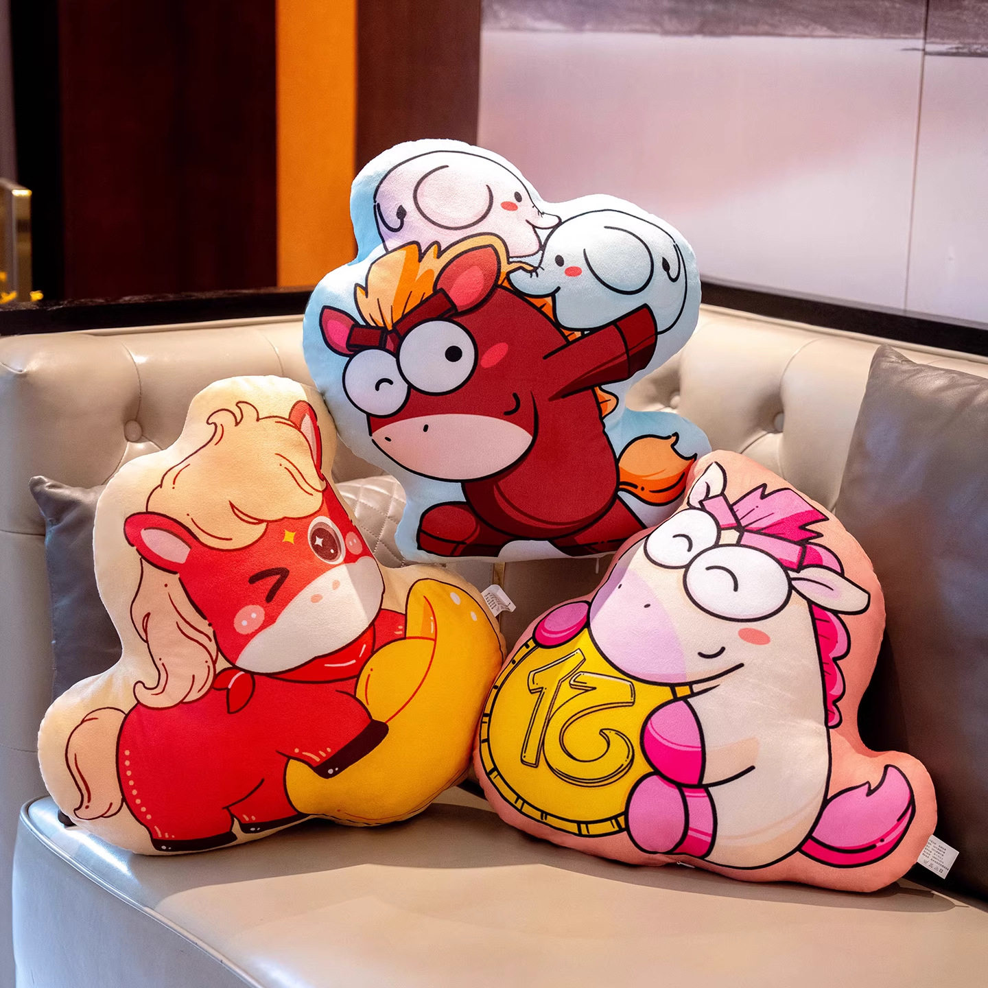 新款马年抱枕新春可爱卡通谐音沙发客厅靠枕马上有钱生肖马吉祥物