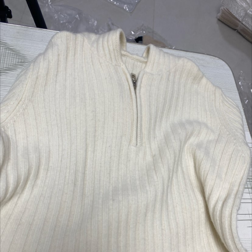 白色帽衫