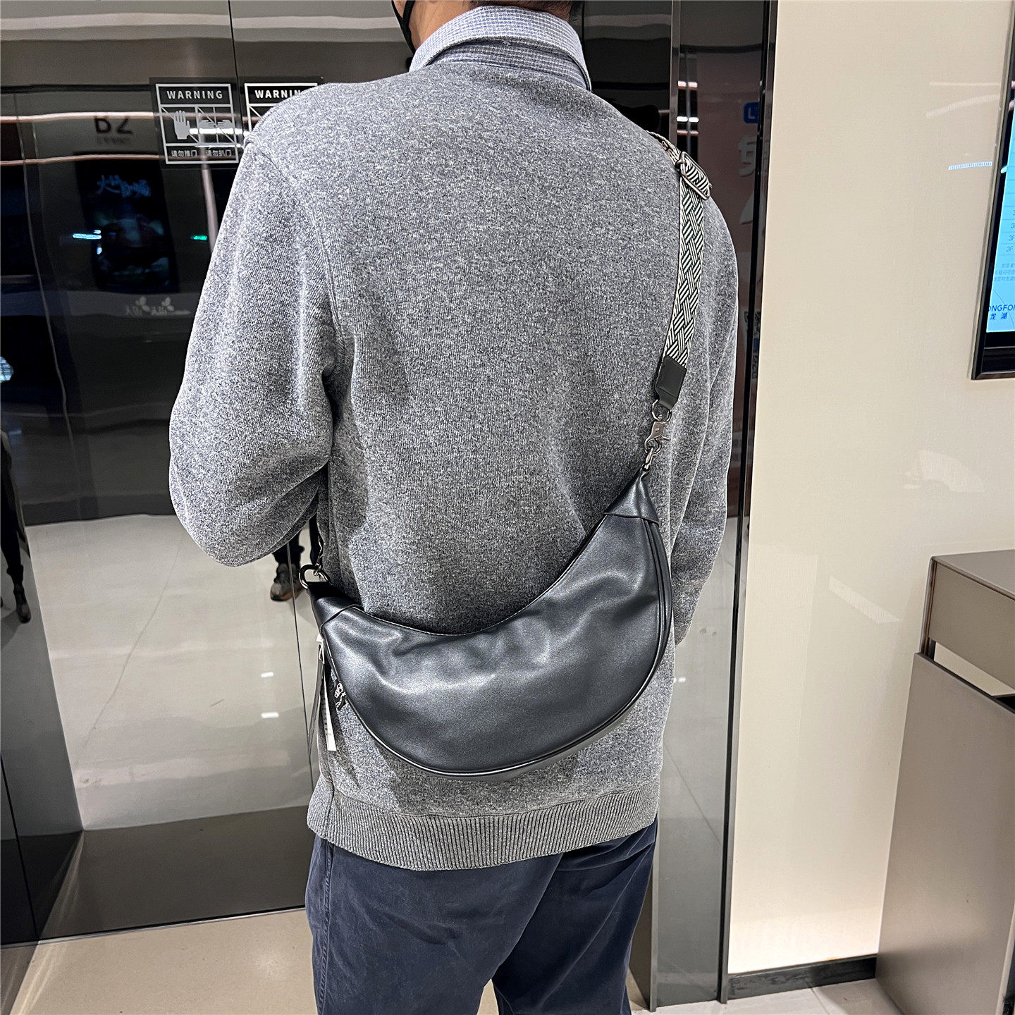 潮牌高级感月牙饺子斜挎腋下包