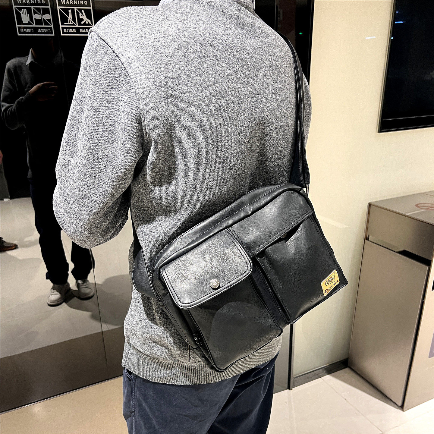 ThreeBox复古皮质男士斜挎邮差包