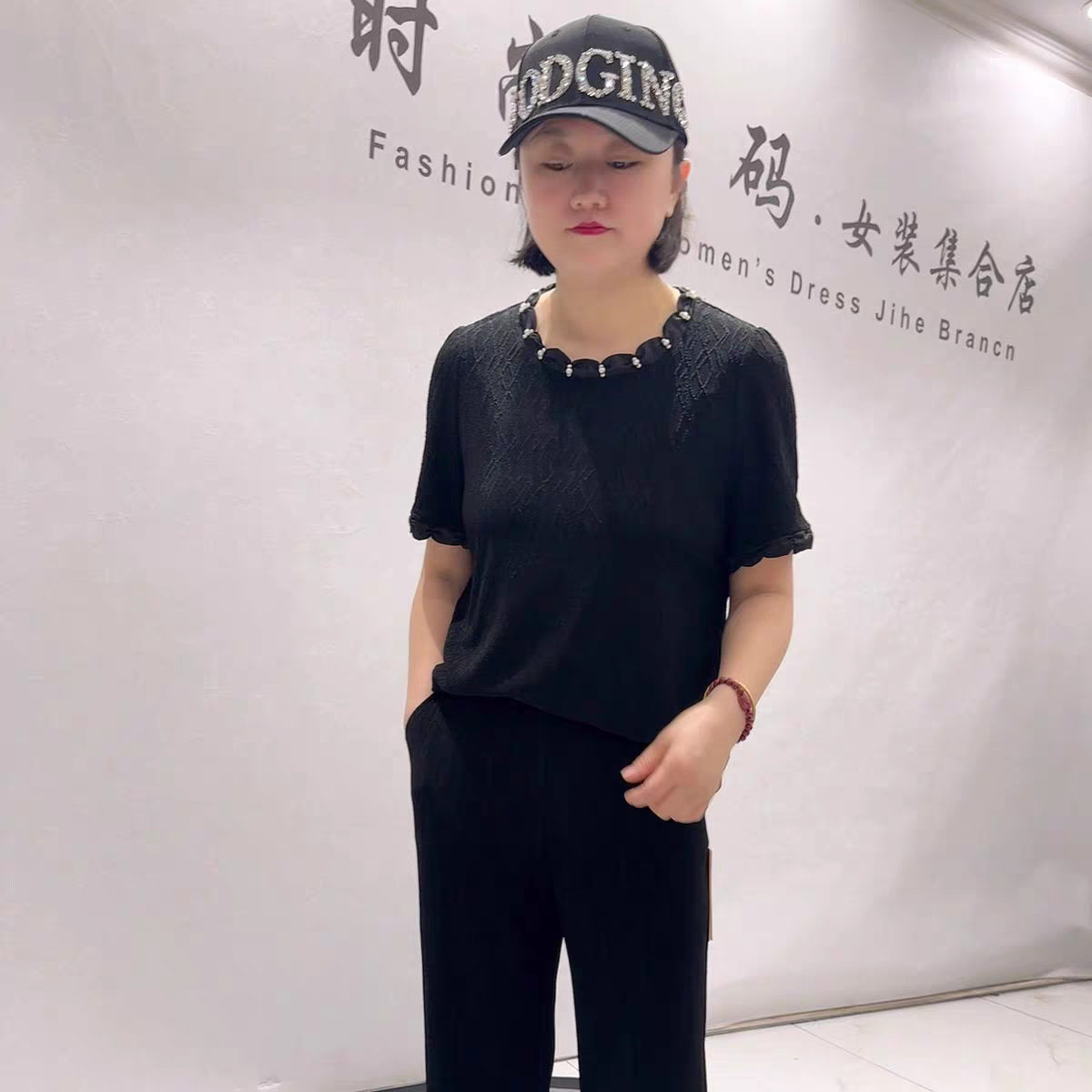1717芮娜依莲初夏新品醋酸面料肌理感简洁大方气质衫加大码女装