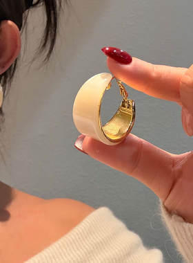 奶白宽边C形耳圈轻奢金边树脂耳扣温柔风通勤百搭高级感耳环