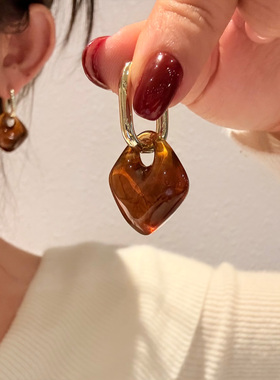 琥珀色锁形耳扣轻奢复古琥珀耳饰小众撞色耳环高级感慵懒风耳饰