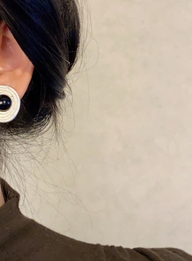 做旧纹理圆盘简约时髦复古耳环 小众优雅高级感黑玛瑙纽扣耳钉女