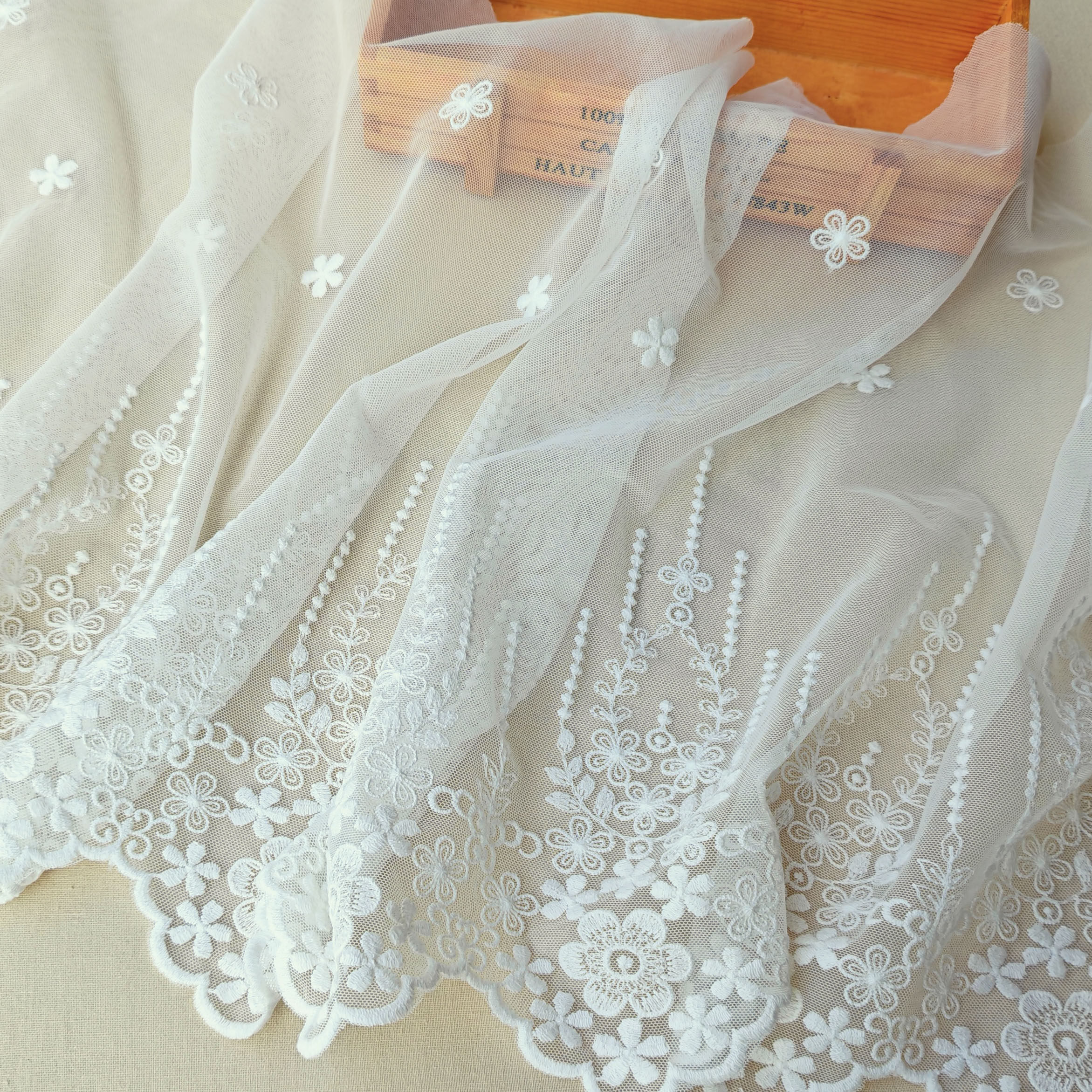 38cm宽米白色刺绣蕾丝花边手工DIY服装面料花朵装饰衣边裙摆屁帘