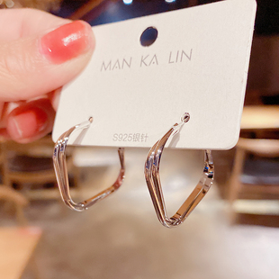 2025新款冷淡风耳圈耳环女ins风简约方形耳饰适合圆脸素圈