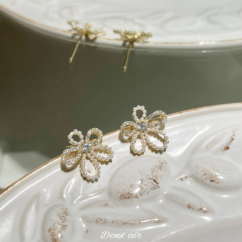 花卉珍珠锆石耳钉春天的时节