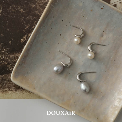 DouxAir月牙纯银天然珍珠耳钉银灰色豆豆珠强光小巧通勤耳环女