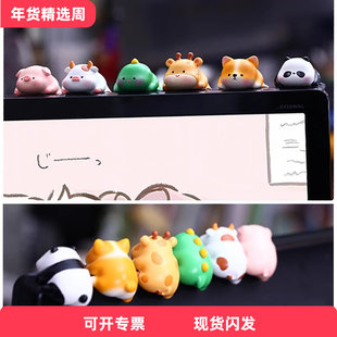 办公桌面毛绒趴趴熊显示器摆件电视背景墙挂饰