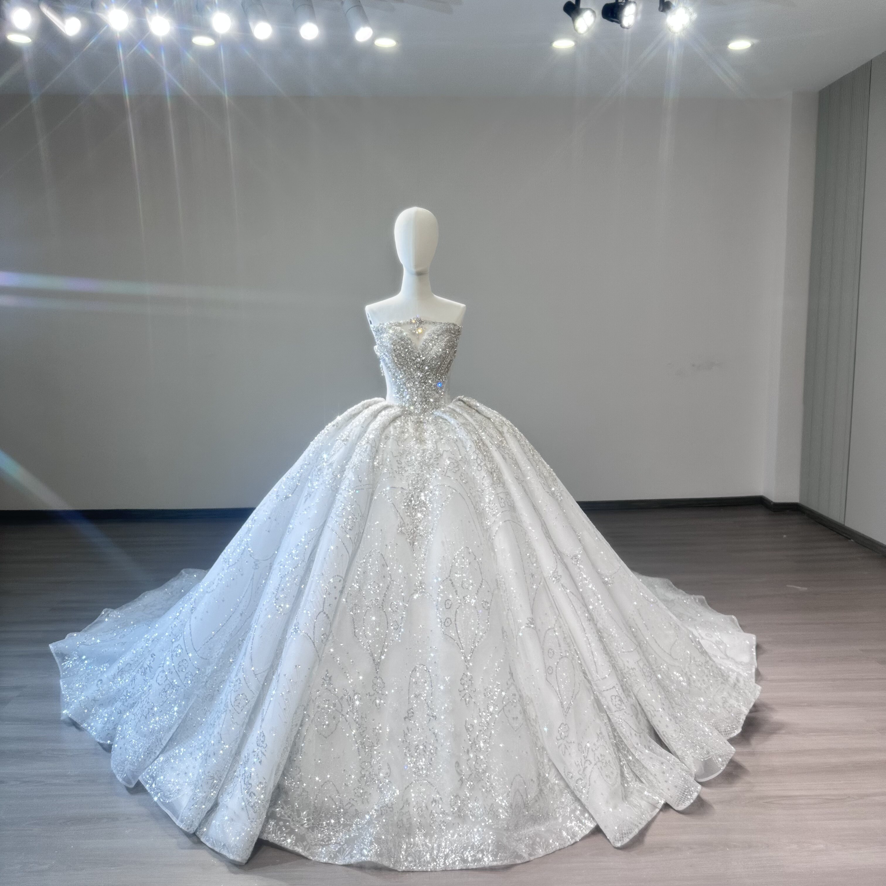 重工奢华抹胸婚纱2026新款新娘结婚主婚纱大拖尾高级质感高定款图片
