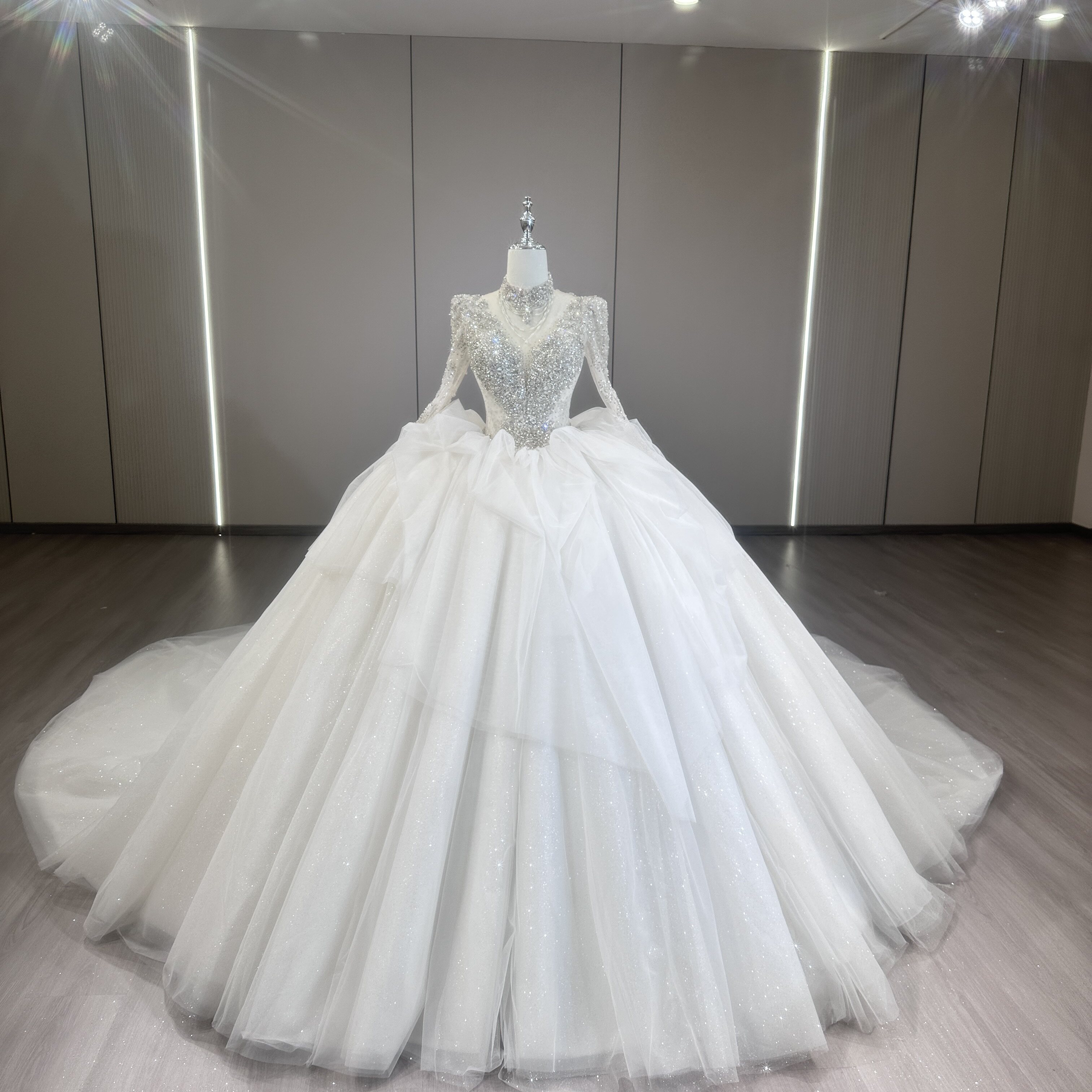 长袖V领轻婚纱2025新款新娘结婚重工奢华大拖尾高级感主纱大码