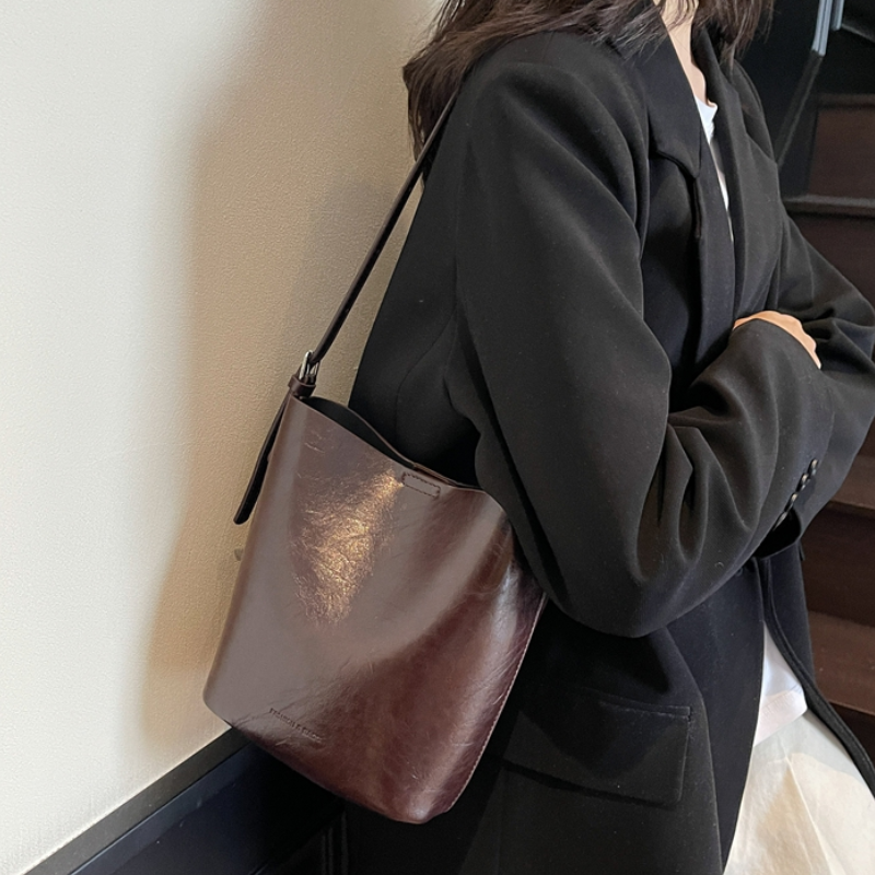 腋下包高级洋气通勤斜挎水桶包