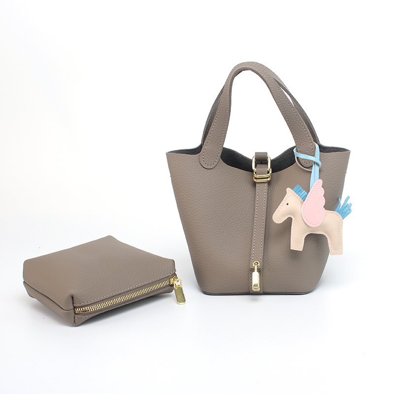 蜜萝猫高级感复古通勤水桶包