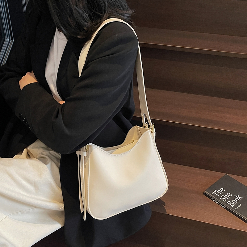 包包女2025新款斜挎水桶包软皮