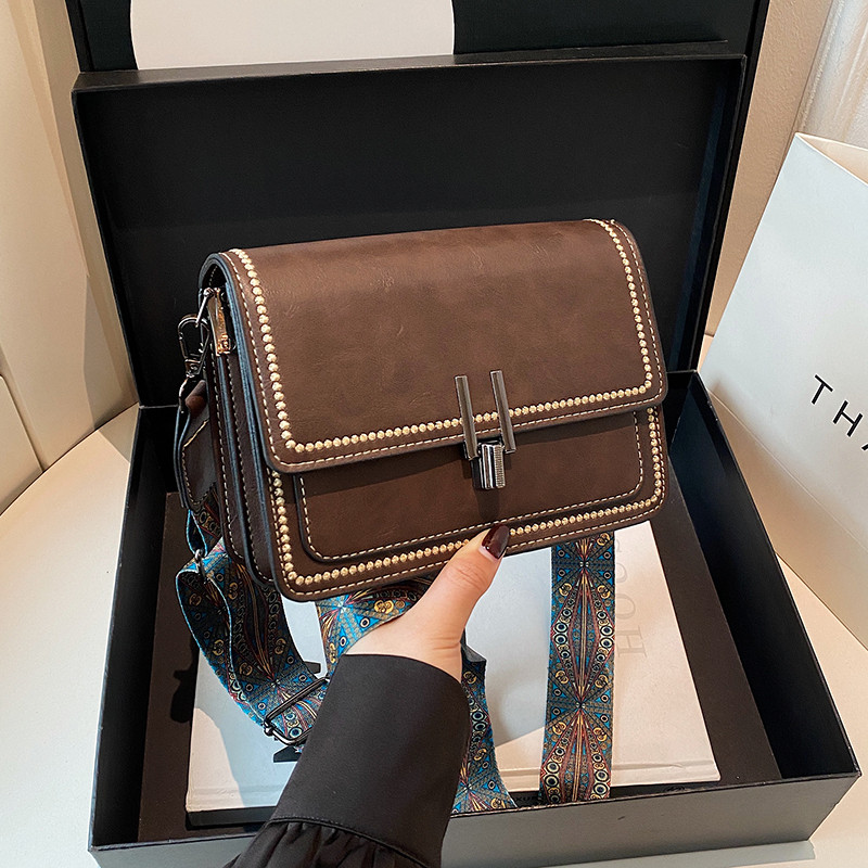 港风复古包包女2025新款春夏百搭宽肩带斜挎包高级质感小众小方包,箱包皮具/热销女包/男包,小方包,淘宝优惠券,粉丝福利购,淘宝优惠卷