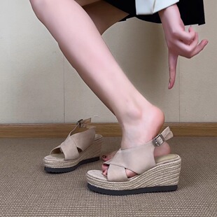 复古羊反皮草编厚底交叉带鱼嘴凉鞋 增高显瘦7CM坡跟女鞋 夏季