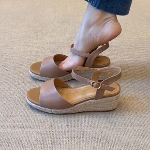 圆头一字带草编坡跟凉鞋 新款 5.5cm简约复古鱼嘴露趾夏季 nnmiss