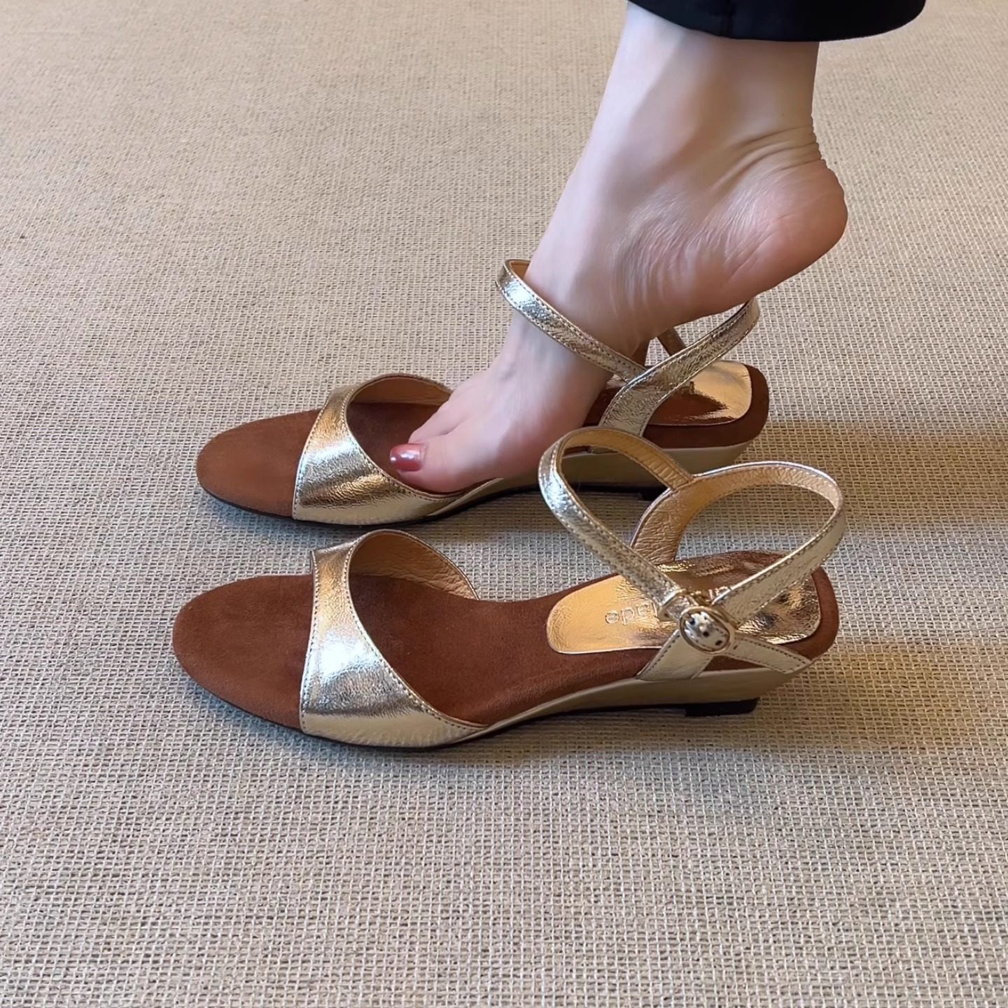 nnmiss/4cm极简法式复古圆头一字扣带时尚百搭坡跟露趾凉鞋