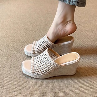 百搭休闲一字镂空露趾外穿拖鞋 nnmiss 8cm度假风草编编织坡跟凉鞋