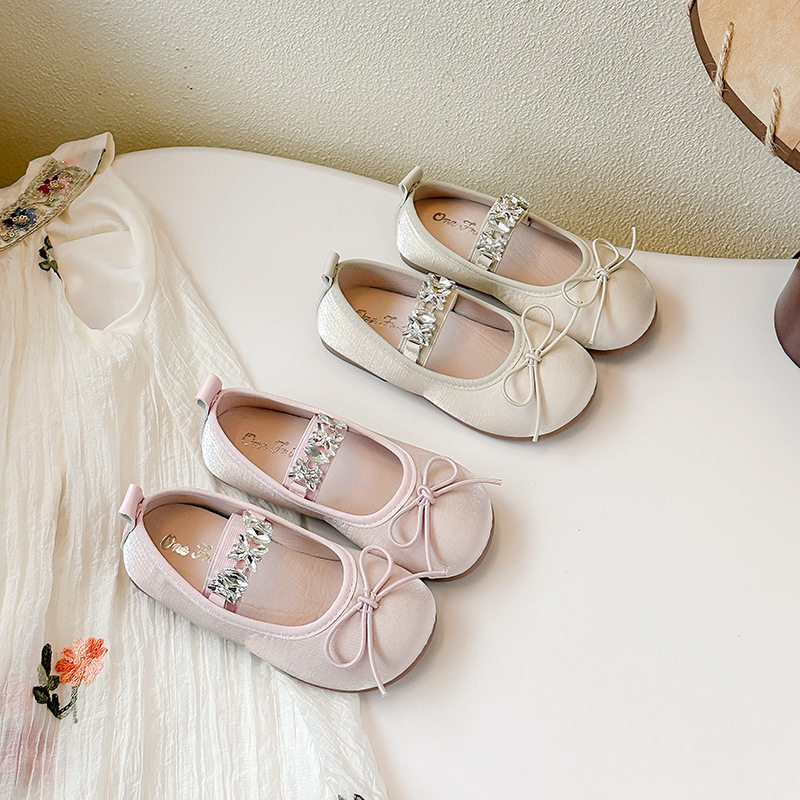 女童皮鞋春秋爆款简约绸缎面公主鞋水钻小皮鞋法式儿童鞋豆豆鞋潮