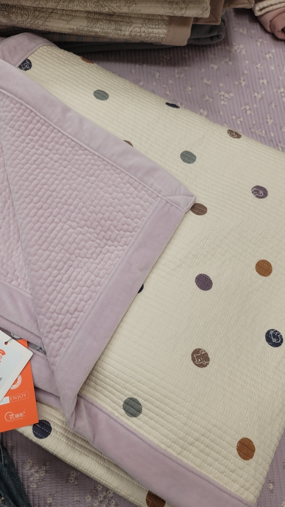 150 200天丝婴儿绒床盖彩色波点