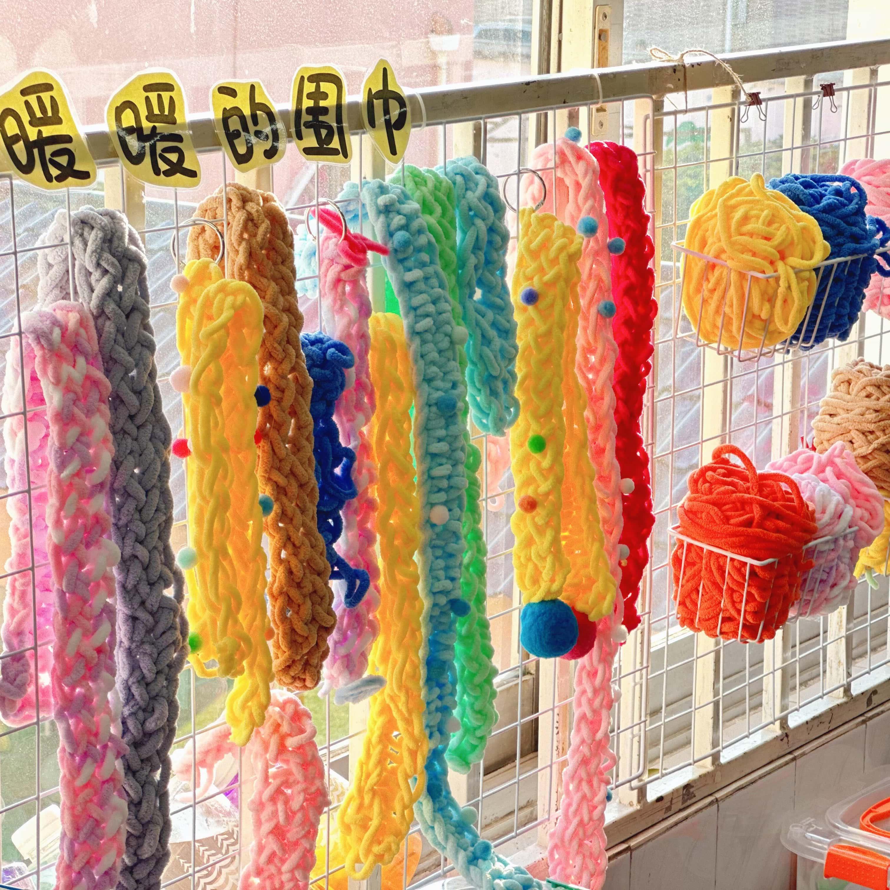 幼儿园编织区粗毛线团环创装饰