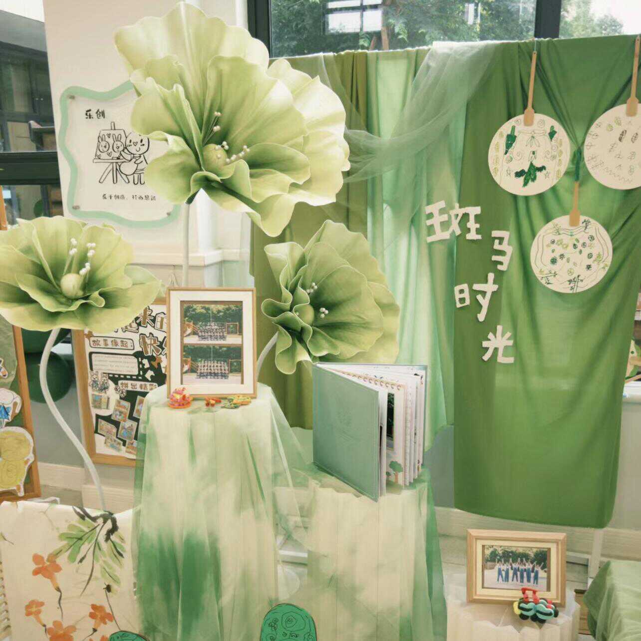 幼儿园绿色大厅装饰布置夏天纱幔