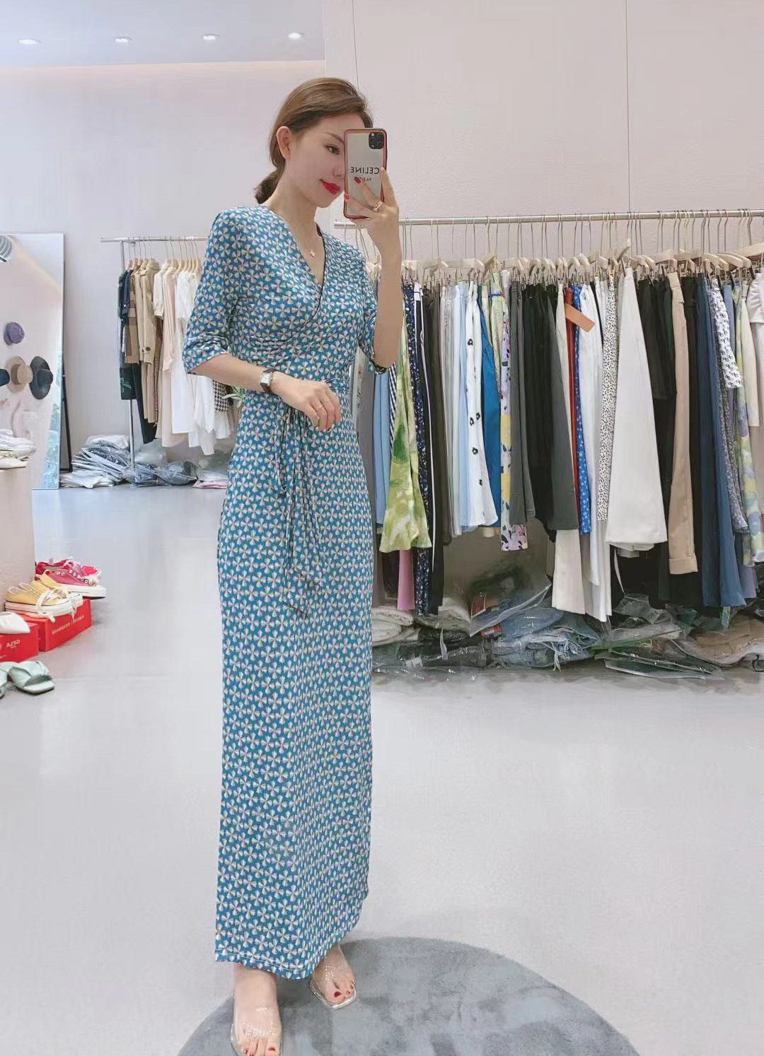 PG DVF韩版裹身裙2023春夏新款复古蓝底四叶草图案一片式连衣裙女