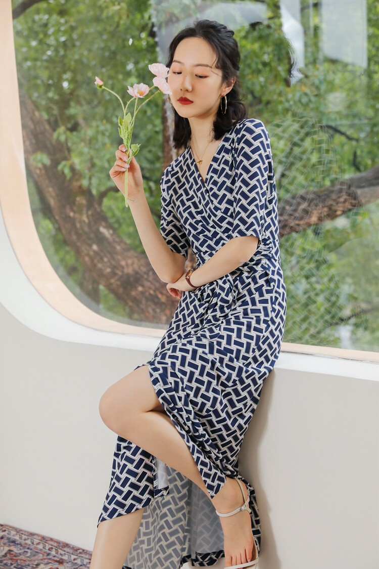 PG DVF连衣裙2023春夏装新款蓝色方格韩版长裙v领裹身裙女修身