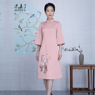 木真了复古改良连衣裙新品 中长女裙902 立领A摆绣花通勤七分袖