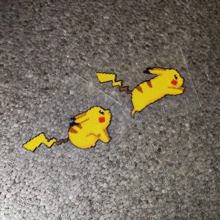 SOKO贴贴 像素皮卡丘奔跑车贴 可爱动漫创意萌三角窗车窗贴纸