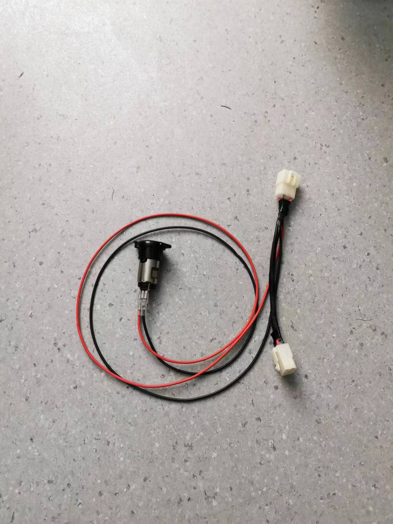 奇酷牛电小牛九号12vdc转换取电线 点烟器母座二进四出接线端口