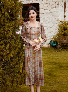固执秋季新款学院风方领格子泡泡长袖排扣连衣裙53933LQ08573