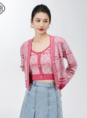 固执2025春季新款复古学院风字母修身短款吊带针织衫80041DD08917
