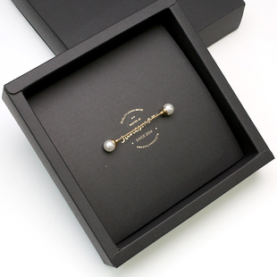 决绝平庸 珍珠镀金 马国明 六月男人领针棒（需打孔）礼盒装