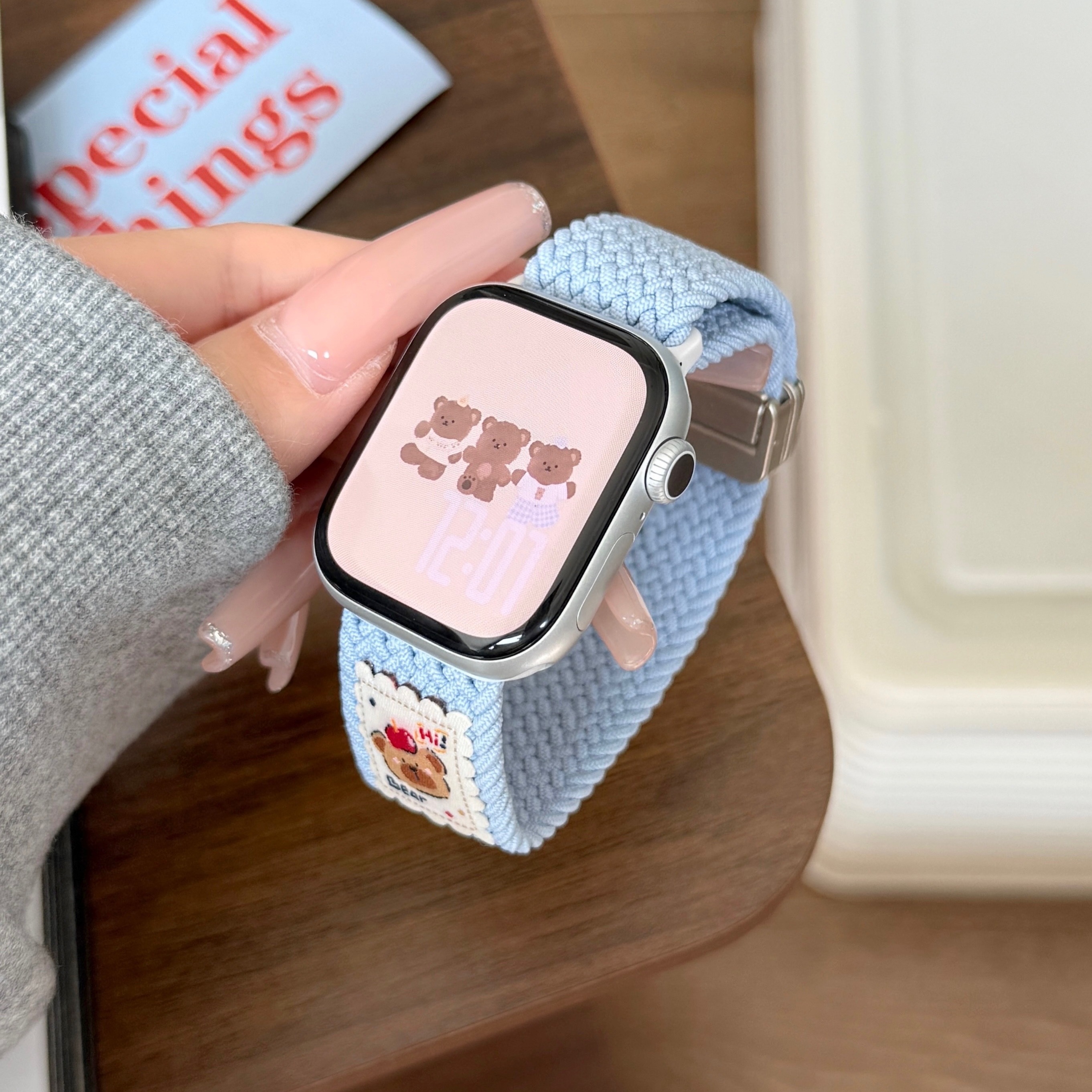 适用iwatchS10编织磁吸扣表带新款可爱小熊弹力回环applewatch9/8/7/6/se苹果手表ultra可爱印花尼龙腕带夏