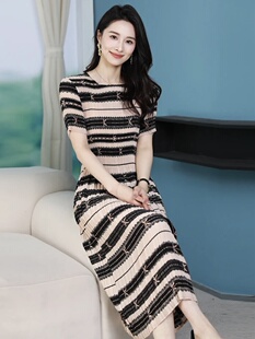 轻薄款褶皱连衣裙夏季条纹印花短袖圆领A字裙新款修身裙子女