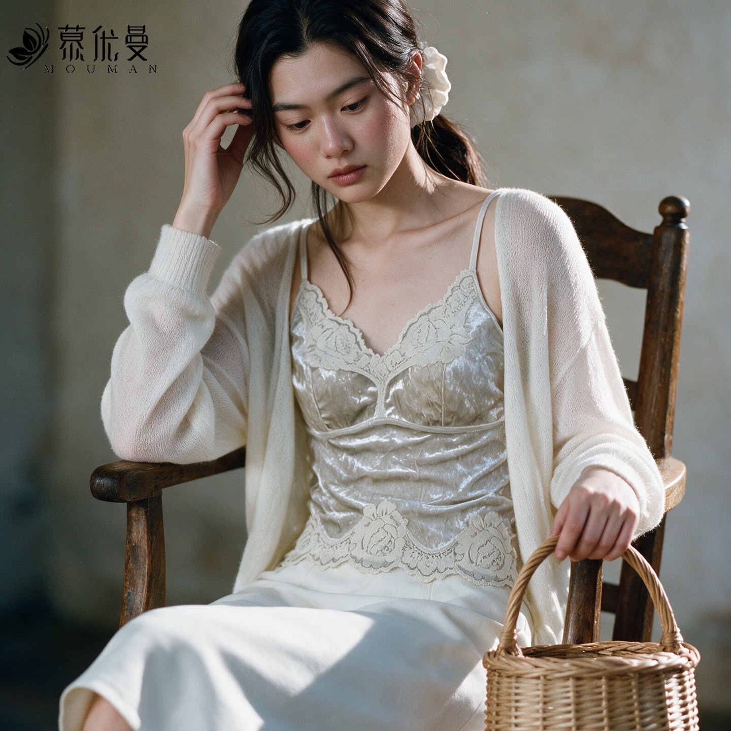 保暖背心女上衣V领丝绒轻奢法式加绒加厚带胸垫打底内穿外搭马甲