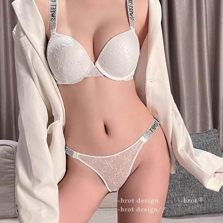 维多利亚白色蕾丝奢华水钻字母肩带内衣女防下垂小胸聚拢文胸套装