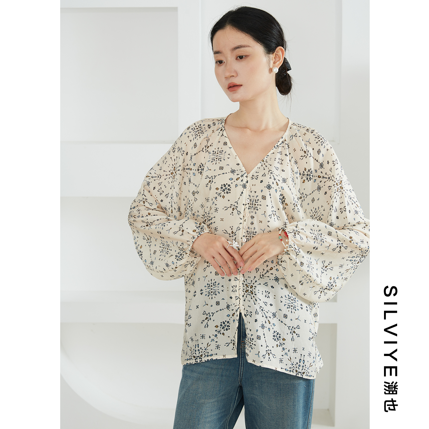 SILVIYE/溯也小碎花真丝V领灯笼袖衬衫100%桑蚕丝印花宽松衣上衣