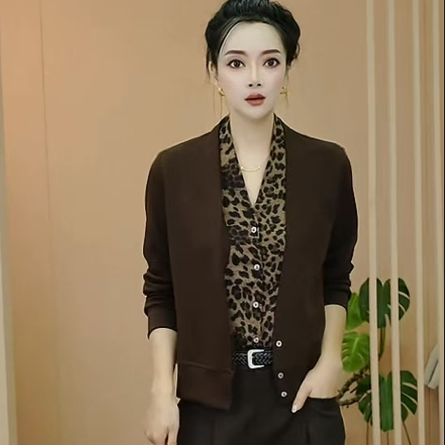 秋季新款轻奢风外套女豹纹拼色v领开衫假两件中年微胖妈妈春秋装