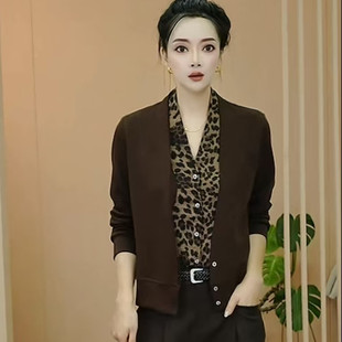秋季新款轻奢风外套女豹纹拼色v领开衫假两件中年微胖妈妈春秋装