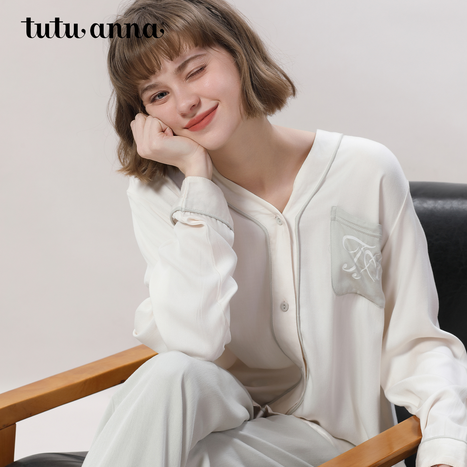 tutuanna春夏长袖睡衣女 抗菌舒适素色V领长袖长裤家居服套装女