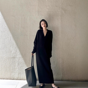 感慵懒风针织连衣裙女秋冬季宽松长款小黑裙冷淡风v领长裙子