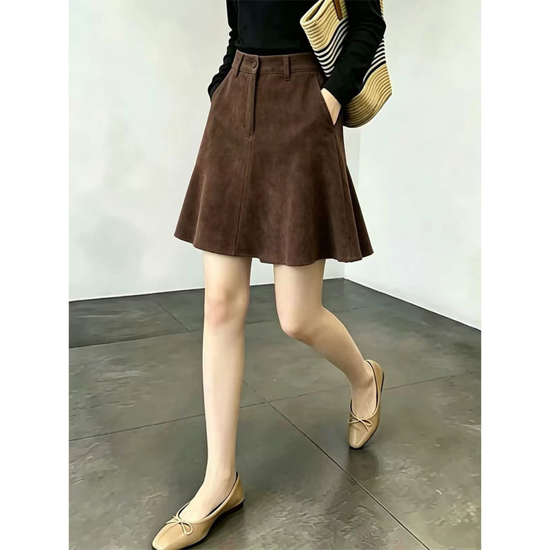 棕色麂皮绒短裙女2026秋季流行新款高腰显瘦时尚气质复古A字裙子